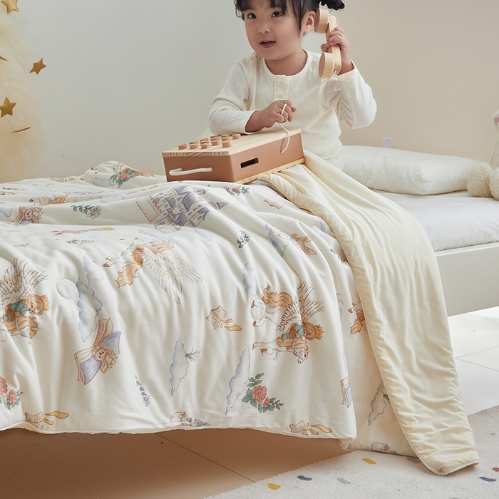 91家纺网 家纺一手货源 找家纺 荷马之梦 2025新款A类原创手绘风针织棉凉感大豆儿童夏被 飞马小王子B