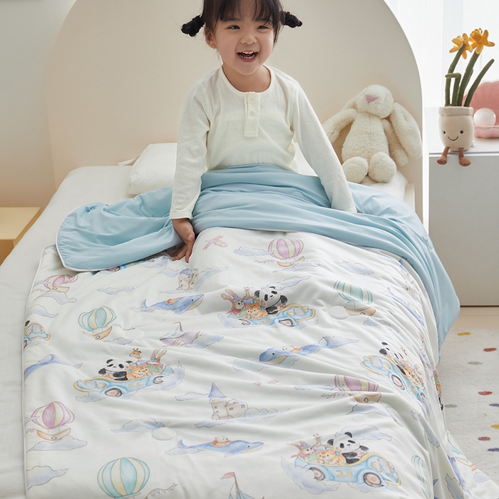 91家纺网 家纺一手货源 找家纺 荷马之梦 2025新款A类原创手绘风针织棉凉感大豆儿童夏被 跑跑小熊猫B