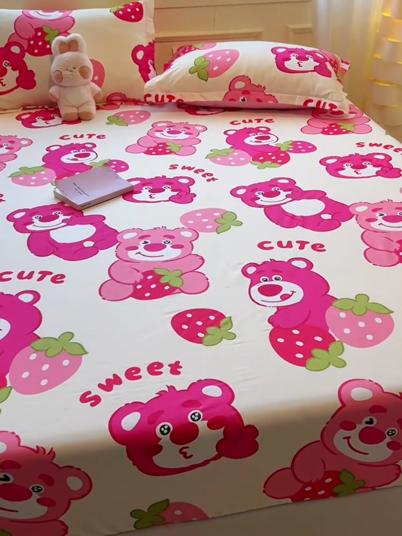 91家纺网 家纺一手货源 找家纺 拾物记 2025新款A类无荧光全喷气全棉12868单床笠 草莓堆堆熊