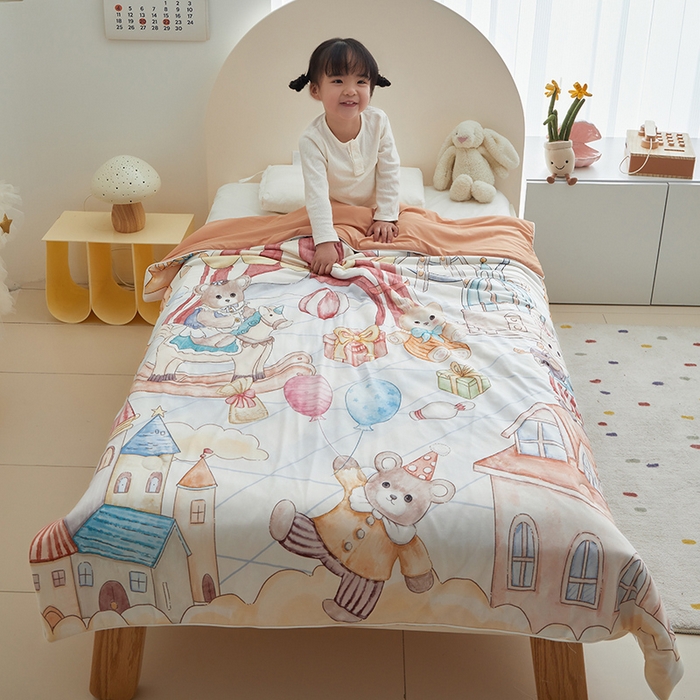 91家纺网 家纺一手货源 找家纺 荷马之梦 2025新款A类原创手绘风针织棉凉感大豆儿童夏被 马戏团