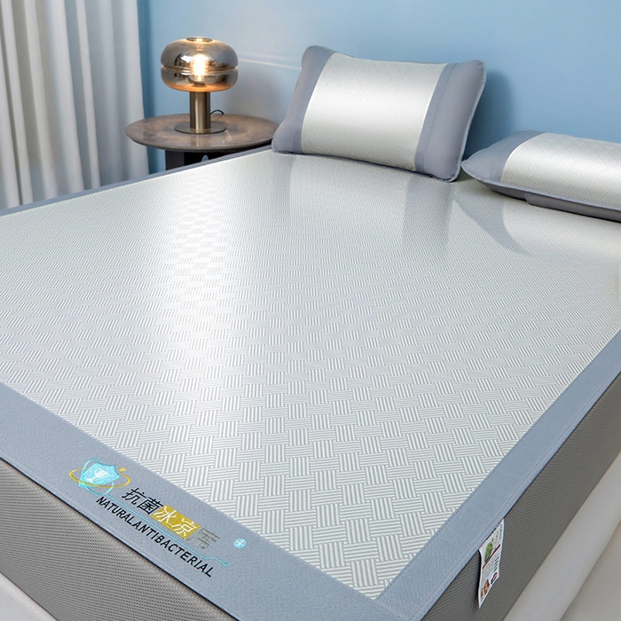 91家纺网 家纺一手货源 找家纺 阿亮家居 2025新款凉席抗菌三明治可水洗碳光冰丝席宽边刺绣冰丝席 思绪 绅士灰-床笠款