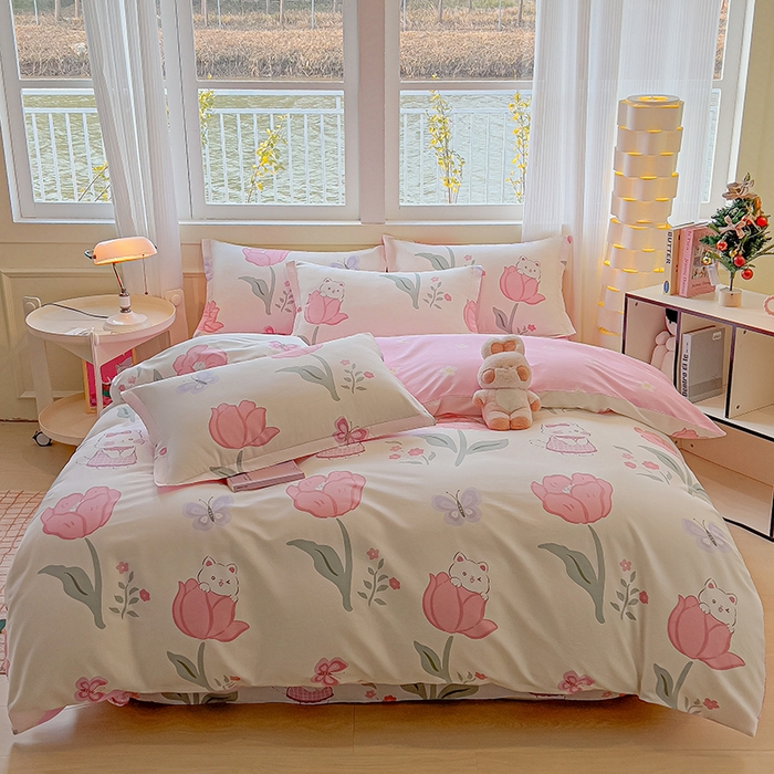 91家纺网 家纺一手货源 找家纺 拾物记 2025新款A类无荧光全喷气全棉12868四件套 花欣猫趣-粉