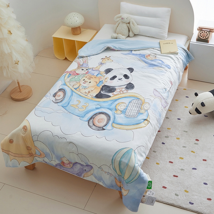 91家纺网 家纺一手货源 找家纺 荷马之梦 2025新款A类原创手绘风针织棉凉感大豆儿童夏被 跑跑小熊猫