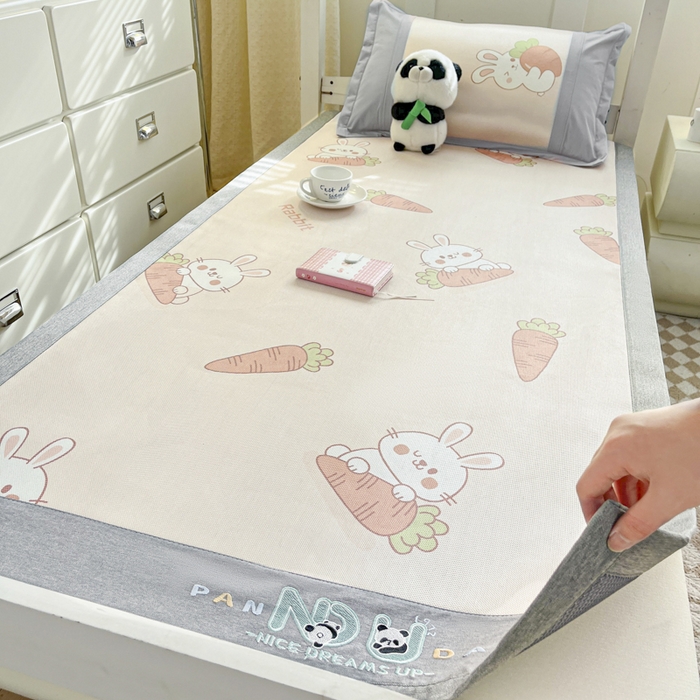 91家纺网 家纺一手货源 找家纺 阿亮家居 2025新款印花冰藤凉席-学生款 萝卜兔