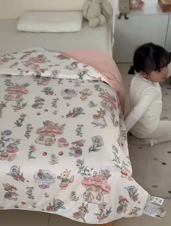 91家纺网 家纺一手货源 找家纺 荷马之梦 2025新款A类原创手绘风针织棉凉感大豆儿童夏被 蘑菇下午茶B