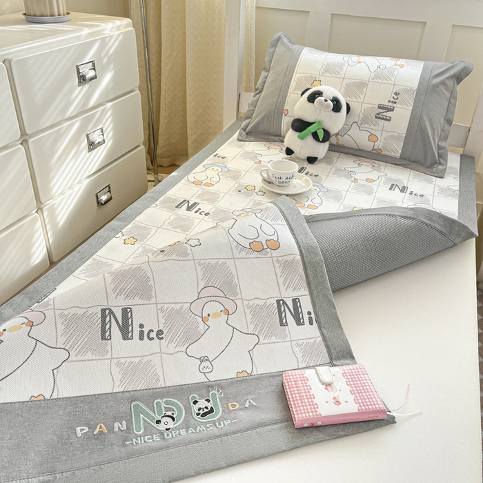 91家纺网 家纺一手货源 找家纺 阿亮家居 2025新款印花冰藤凉席-学生款 可哒鸭