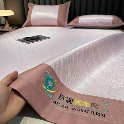 91家纺网 家纺一手货源 找家纺 （总）阿亮家居 2025新款凉席冰丝席三明治宽包边刺绣款粗冰丝凉席