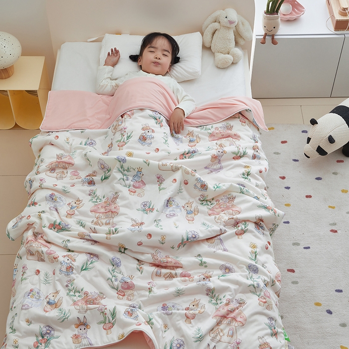 91家纺网 家纺一手货源 找家纺 荷马之梦 2025新款A类原创手绘风针织棉凉感大豆儿童夏被 蘑菇下午茶B