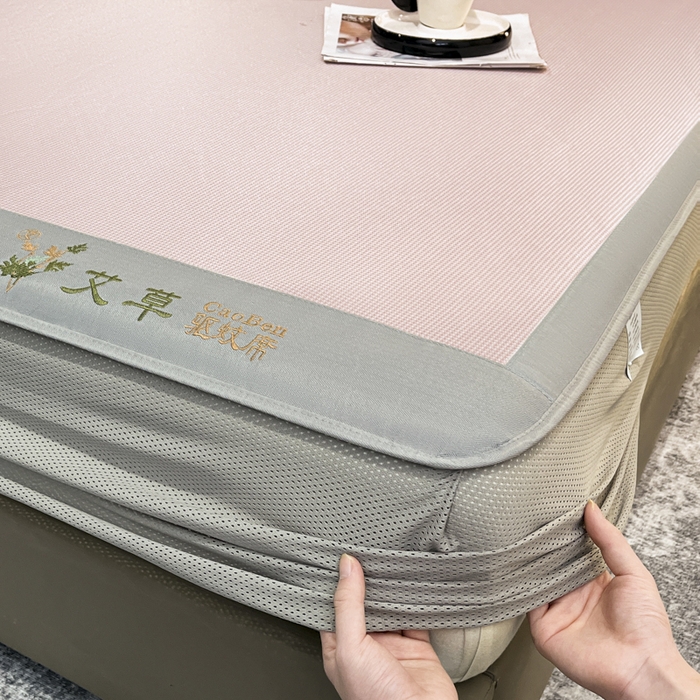 91家纺网 家纺一手货源 找家纺 阿亮家居 2025新款刺绣可水洗碳光冰丝席宽包边无纺布冰丝席艾香系列 艾草千鸟格床笠款粉色