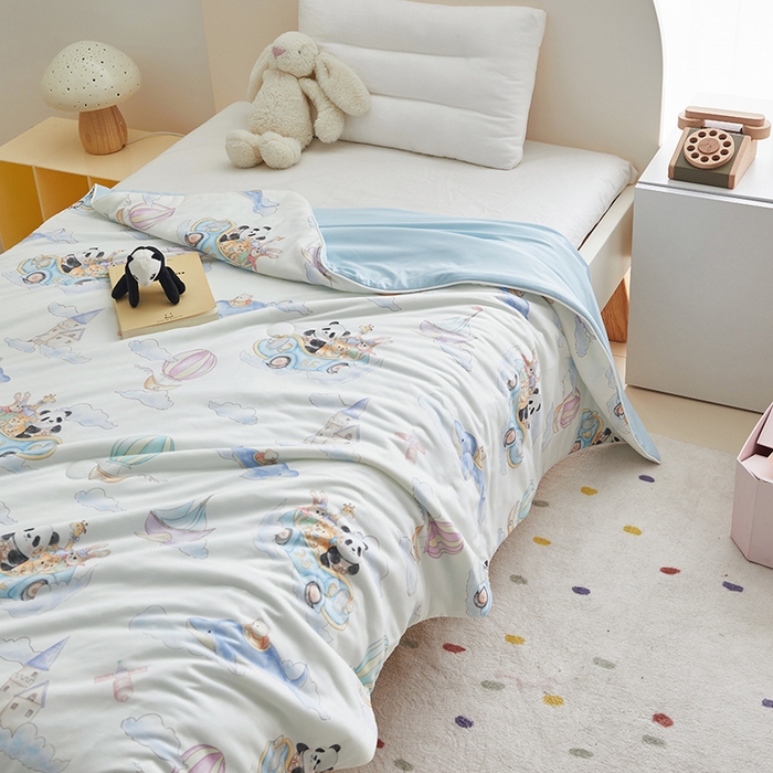 91家纺网 家纺一手货源 找家纺 荷马之梦 2025新款A类原创手绘风针织棉凉感大豆儿童夏被 跑跑小熊猫B