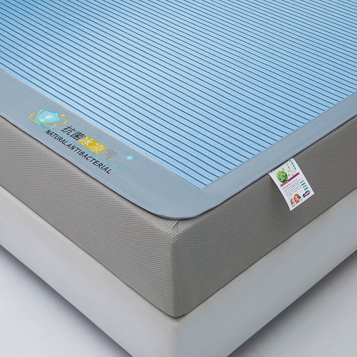 91家纺网 家纺一手货源 找家纺 阿亮家居 2025新款凉席抗菌三明治可水洗碳光冰丝席宽边刺绣冰丝席 素夏 静谧蓝-床笠款