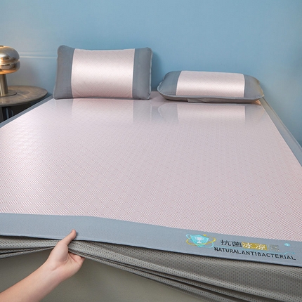 91家纺网 家纺一手货源 找家纺 阿亮家居 2025新款凉席抗菌刺绣可水洗碳光冰丝席包边无纺布冰丝席 思绪 树莓粉-床笠款