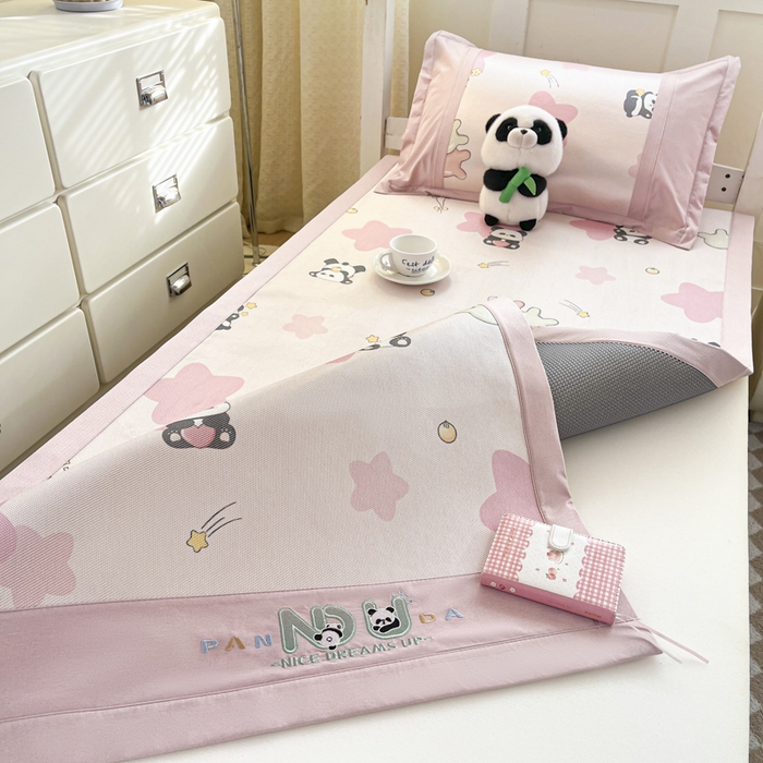 91家纺网 家纺一手货源 找家纺 阿亮家居 2025新款印花冰藤凉席-学生款 粉熊猫