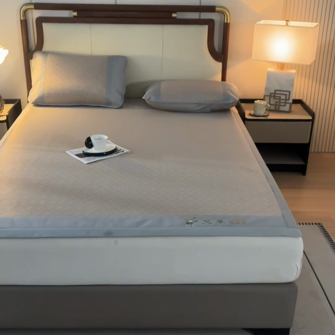 91家纺网 家纺一手货源 找家纺 阿亮家居 2025新款刺绣可水洗碳光冰丝席宽包边无纺布冰丝席艾香系列 艾香冰丝席饼干-咖