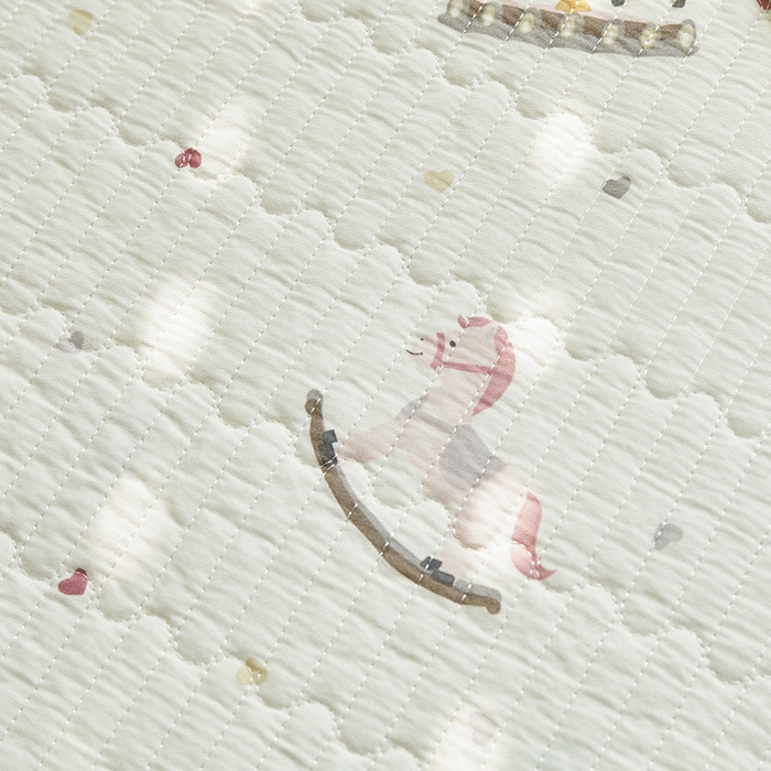 91家纺网 家纺一手货源 找家纺 舒居家纺 2025新款双面全棉酵素砂洗床盖 爱心木马