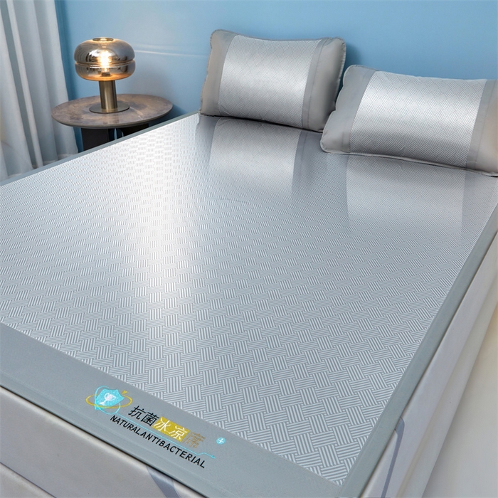 91家纺网 家纺一手货源 找家纺 阿亮家居 2025新款凉席抗菌三明治可水洗碳光冰丝席宽边刺绣冰丝席 思绪 绅士灰-床席款