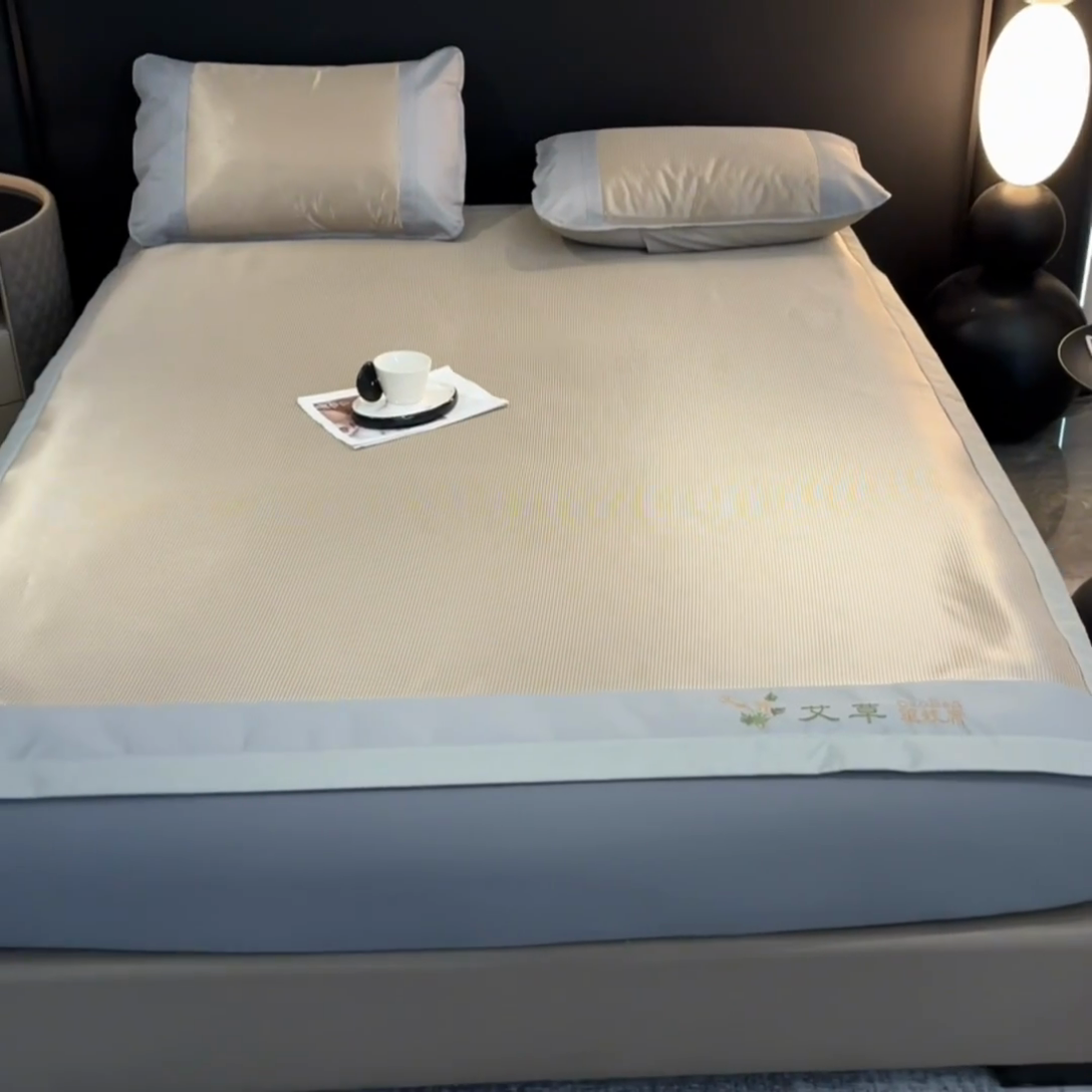 91家纺网 家纺一手货源 找家纺 阿亮家居 2025新款凉席三明治刺绣可水洗碳光冰丝席宽包边艾香系列 艾草千鸟格床席款咖色