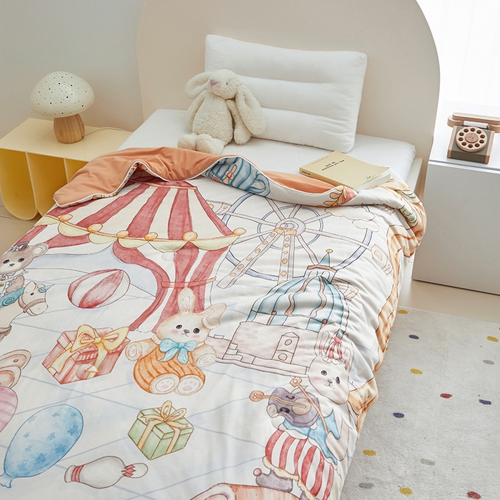 91家纺网 家纺一手货源 找家纺 荷马之梦 2025新款A类原创手绘风针织棉凉感大豆儿童夏被 马戏团