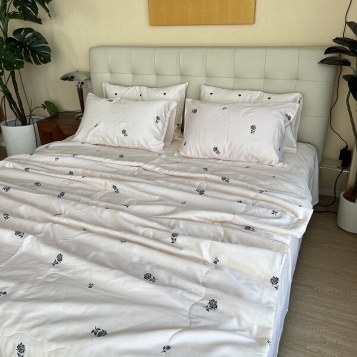 91家纺网 家纺一手货源 找家纺 棉生活家纺 2025新款ins小清新水洗冰丝夏被四件套 玫瑰园 香槟色