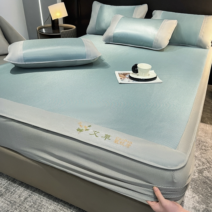 91家纺网 家纺一手货源 找家纺 阿亮家居 2025新款刺绣可水洗碳光冰丝席宽包边无纺布冰丝席艾香系列 艾草千鸟格床笠款绿色