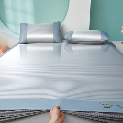 91家纺网 家纺一手货源 找家纺 阿亮家居 2025新款刺绣可水洗碳光冰丝席宽包边无纺布冰丝席艾香系列 艾香冰丝床笠条纹-绅士灰