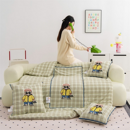 91家纺网 家纺一手货源 找家纺 （总）吉利家居 2025新款全棉纯棉多功能抱枕被--酷酷熊