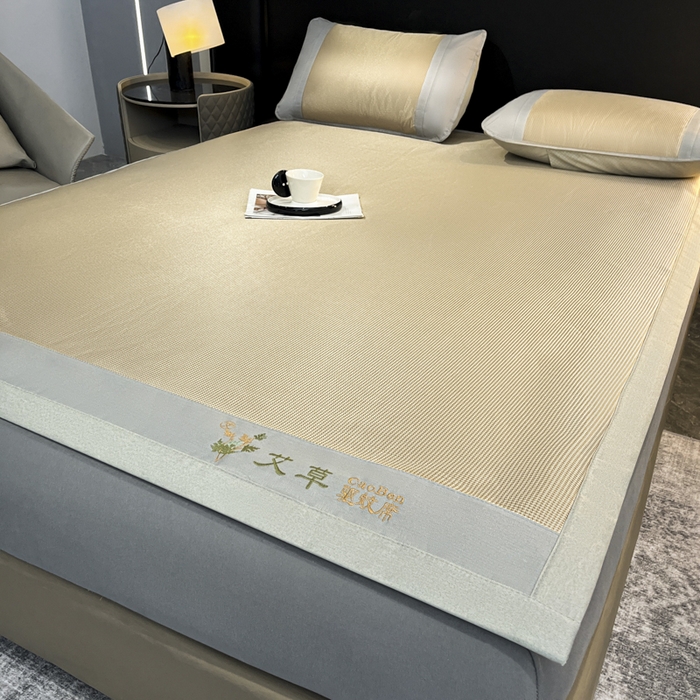 91家纺网 家纺一手货源 找家纺 阿亮家居 2025新款刺绣可水洗碳光冰丝席宽包边无纺布冰丝席艾香系列 艾草千鸟格床席款咖色