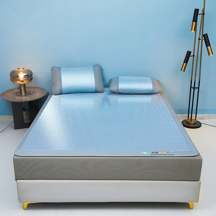 91家纺网 家纺一手货源 找家纺 阿亮家居 2025新款凉席抗菌刺绣可水洗碳光冰丝席包边无纺布冰丝席 思绪 静谧蓝-床笠款