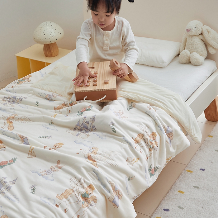 91家纺网 家纺一手货源 找家纺 荷马之梦 2025新款A类原创手绘风针织棉凉感大豆儿童夏被 飞马小王子B