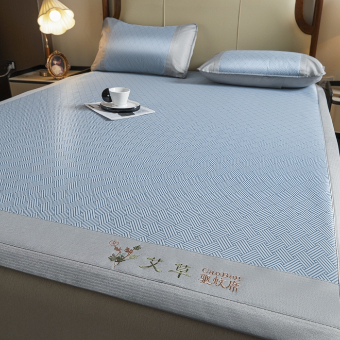 91家纺网 家纺一手货源 找家纺 阿亮家居 2025新款刺绣可水洗碳光冰丝席宽包边无纺布冰丝席艾香系列 艾香冰丝席饼干-蓝