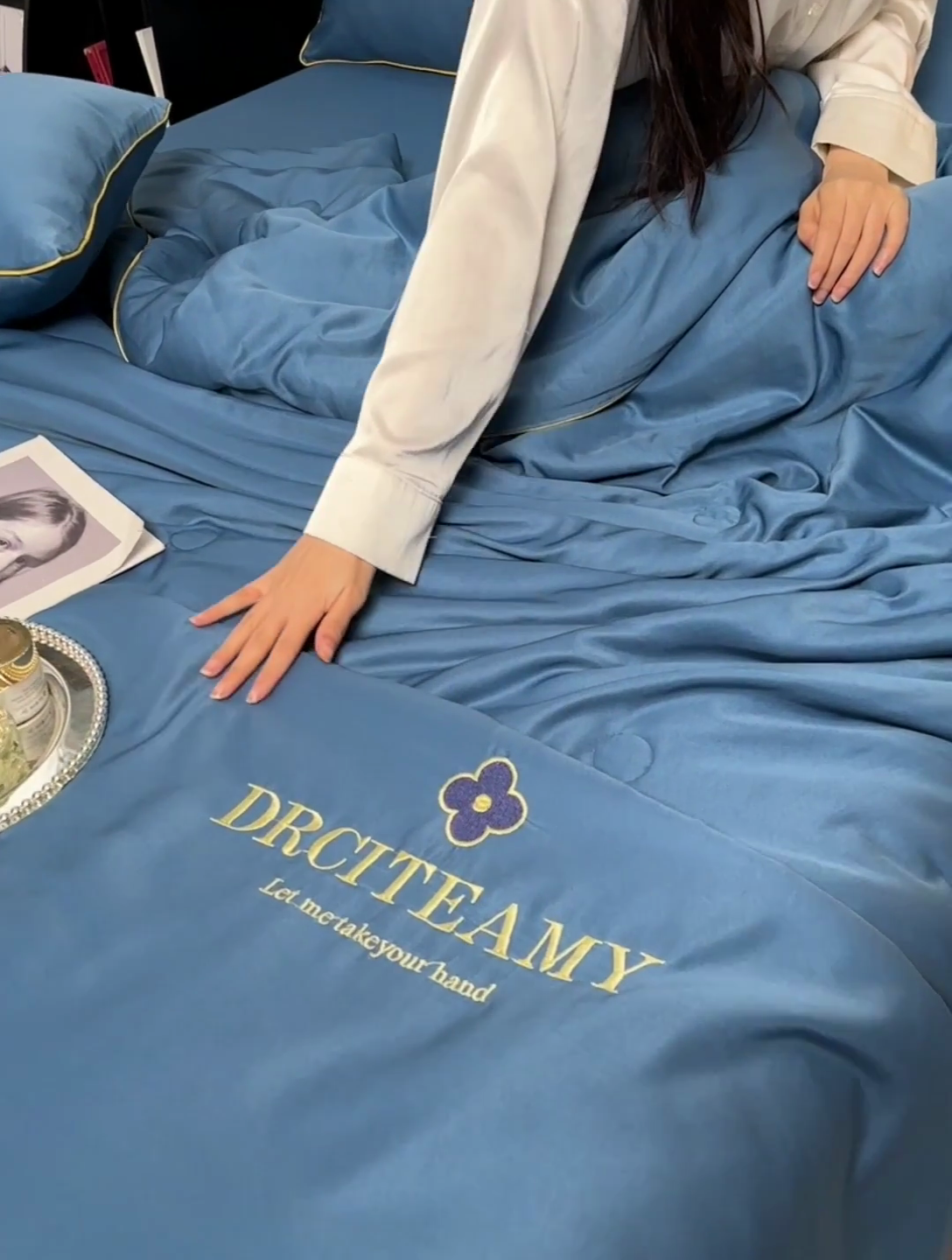 91家纺网 家纺一手货源 找家纺 伊梵居 2025新款水洗真丝刺绣夏被四件套 梵花-月光蓝