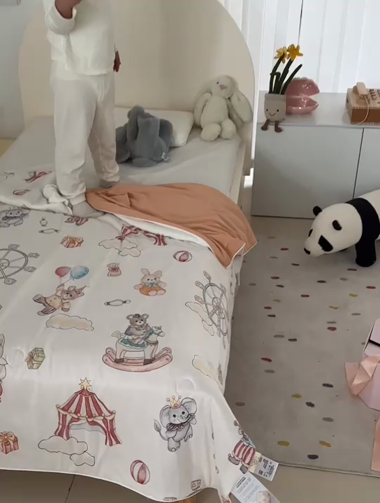 91家纺网 家纺一手货源 找家纺 荷马之梦 2025新款A类原创手绘风针织棉凉感大豆儿童夏被 马戏团B