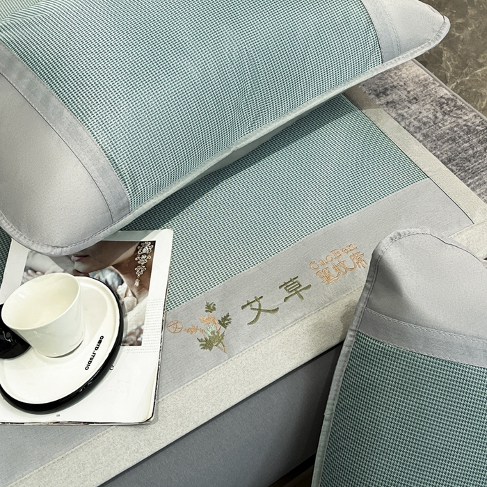 91家纺网 家纺一手货源 找家纺 阿亮家居 2025新款凉席三明治刺绣可水洗碳光冰丝席宽包边艾香系列 艾草千鸟格床席款绿色