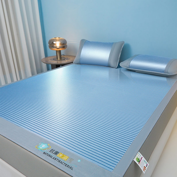 91家纺网 家纺一手货源 找家纺 阿亮家居 2025新款凉席抗菌三明治可水洗碳光冰丝席宽边刺绣冰丝席 素夏 静谧蓝-床笠款