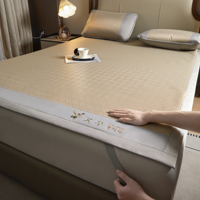 91家纺网 家纺一手货源 找家纺 阿亮家居 2025新款凉席三明治刺绣可水洗碳光冰丝席宽包边艾香系列 艾香冰丝席饼干-咖
