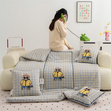 91家纺网 家纺一手货源 找家纺 （总）吉利家居 2025新款全棉纯棉多功能抱枕被--酷酷熊