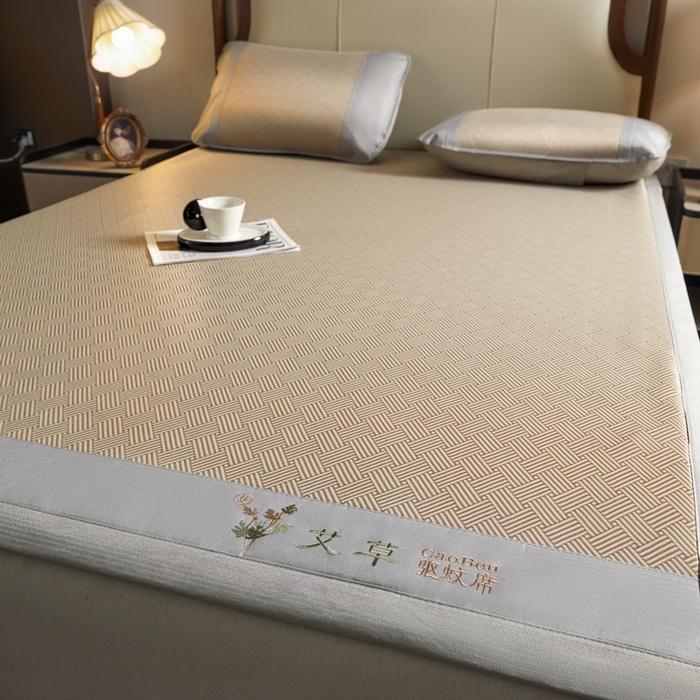 91家纺网 家纺一手货源 找家纺 阿亮家居 2025新款凉席三明治刺绣可水洗碳光冰丝席宽包边艾香系列 艾香冰丝席饼干-咖