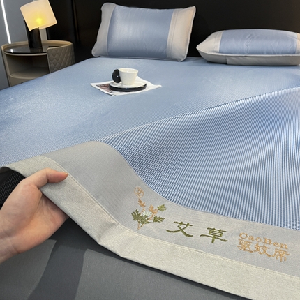91家纺网 家纺一手货源 找家纺 阿亮家居 2025新款凉席三明治刺绣可水洗碳光冰丝席宽包边艾香系列 艾草千鸟格床席款蓝色