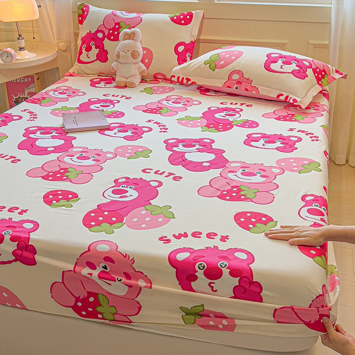 91家纺网 家纺一手货源 找家纺 拾物记 2025新款A类无荧光全喷气全棉12868单床笠 草莓堆堆熊