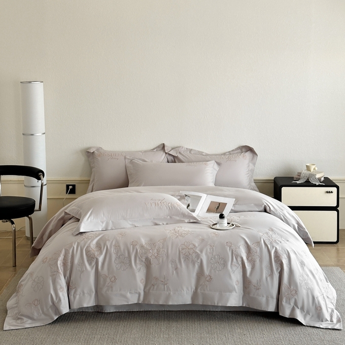 91家纺网 家纺一手货源 找家纺 金牛座家纺 2025新款新疆长绒棉全棉刺绣四件套-花黛系列【配高档礼盒】 花黛-浅灰