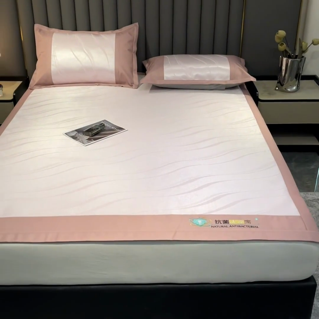 91家纺网 家纺一手货源 找家纺 阿亮家居 2025新款凉席冰丝席三明治宽包边刺绣款粗冰丝凉席 柔美-粉