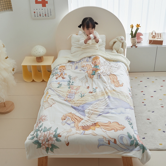 91家纺网 家纺一手货源 找家纺 荷马之梦 2025新款A类原创手绘风针织棉凉感大豆儿童夏被 飞马小王子