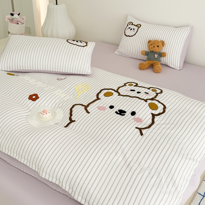 91家纺网 家纺一手货源 找家纺 闲鱼家纺 2025新款时尚亲肤贴布绣毛巾绣条纹四件套-萌趣小熊 条纹浅紫