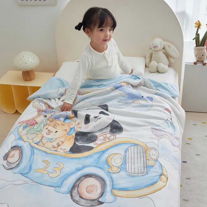 91家纺网 家纺一手货源 找家纺 荷马之梦 2025新款A类原创手绘风针织棉凉感大豆儿童夏被 跑跑小熊猫