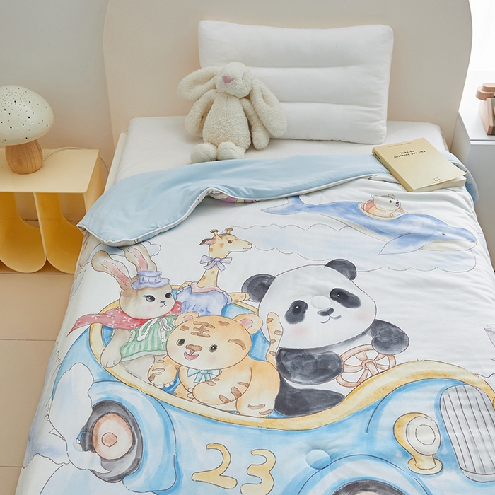 91家纺网 家纺一手货源 找家纺 荷马之梦 2025新款A类原创手绘风针织棉凉感大豆儿童夏被 跑跑小熊猫