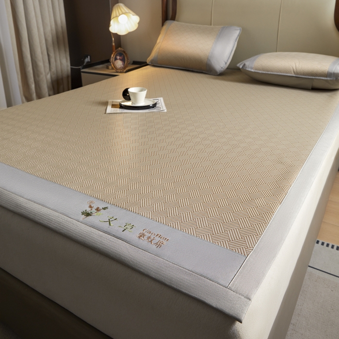 91家纺网 家纺一手货源 找家纺 阿亮家居 2025新款凉席三明治刺绣可水洗碳光冰丝席宽包边艾香系列 艾香冰丝席饼干-咖