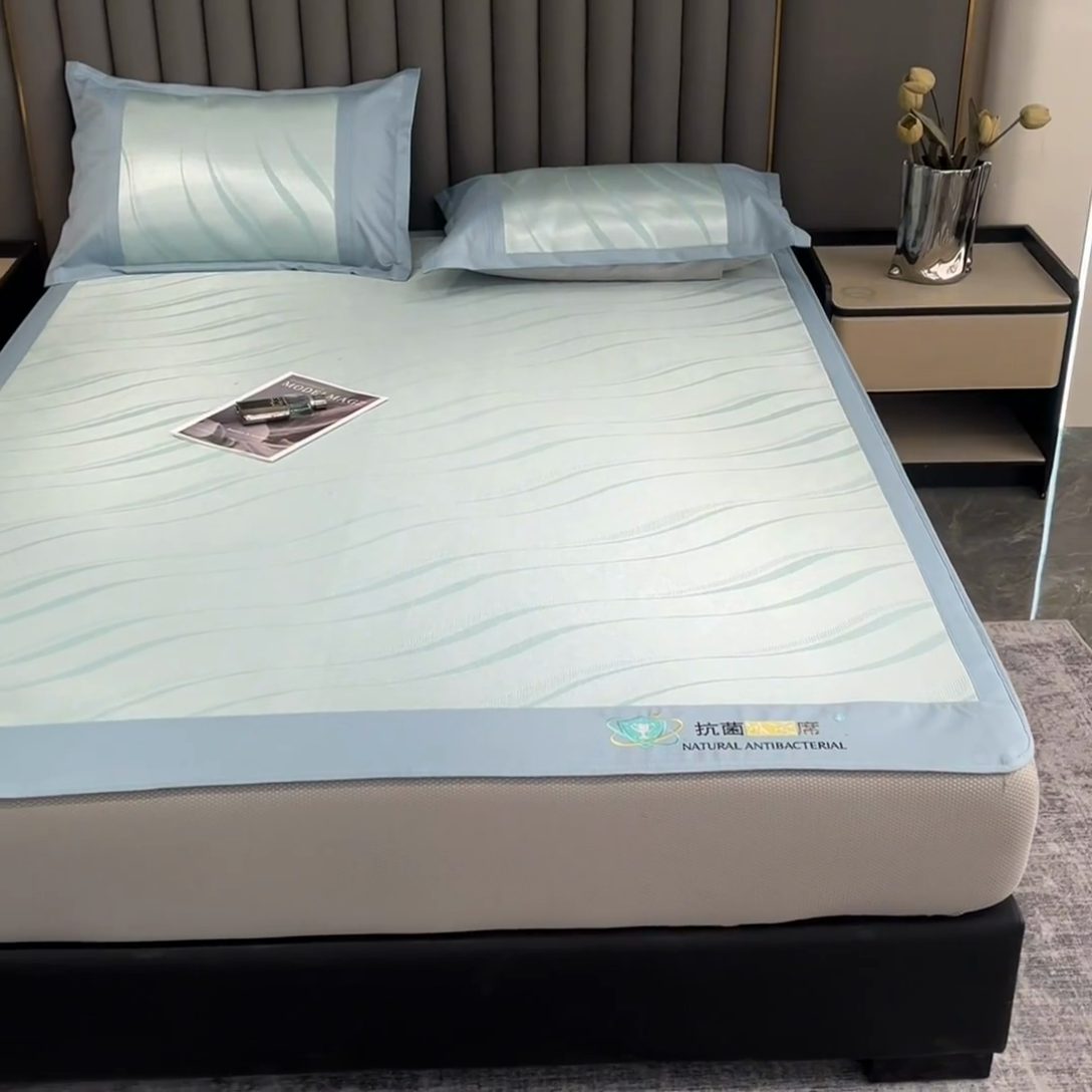 91家纺网 家纺一手货源 找家纺 阿亮家居 2025新款凉席冰丝席三明治宽包边刺绣款粗冰丝凉席 柔美-蓝