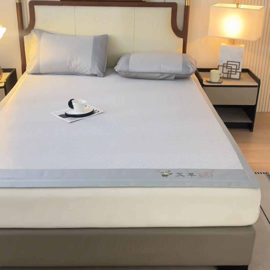 91家纺网 家纺一手货源 找家纺 阿亮家居 2025新款凉席三明治刺绣可水洗碳光冰丝席宽包边艾香系列 艾香冰丝席饼干-灰