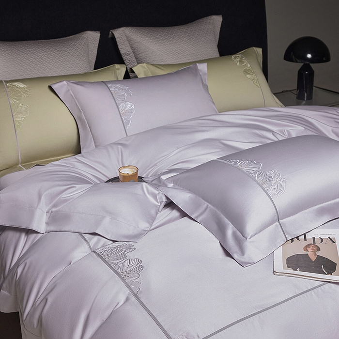 91家纺网 家纺一手货源 找家纺 榻尚家居 2025新款120支贡缎长绒棉绣花四件套-花漾系列 花漾-紫灰