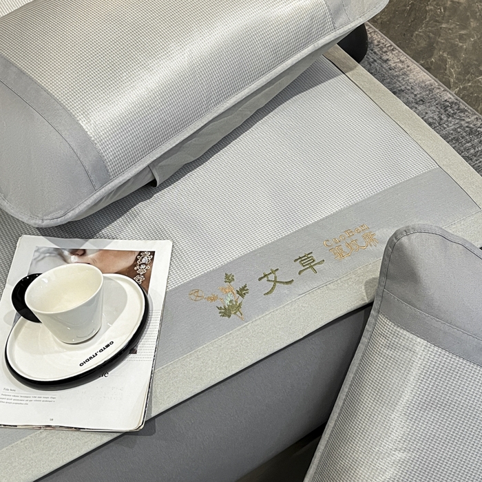 91家纺网 家纺一手货源 找家纺 阿亮家居 2025新款刺绣可水洗碳光冰丝席宽包边无纺布冰丝席艾香系列 艾草千鸟格床席款灰色